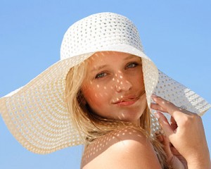 woman-in-sun-hat-fighting-wrinkles